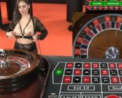 Croupière Topless sur PornhubCasino