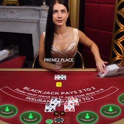 Table avec croupière pour gagner au black jack en ligne