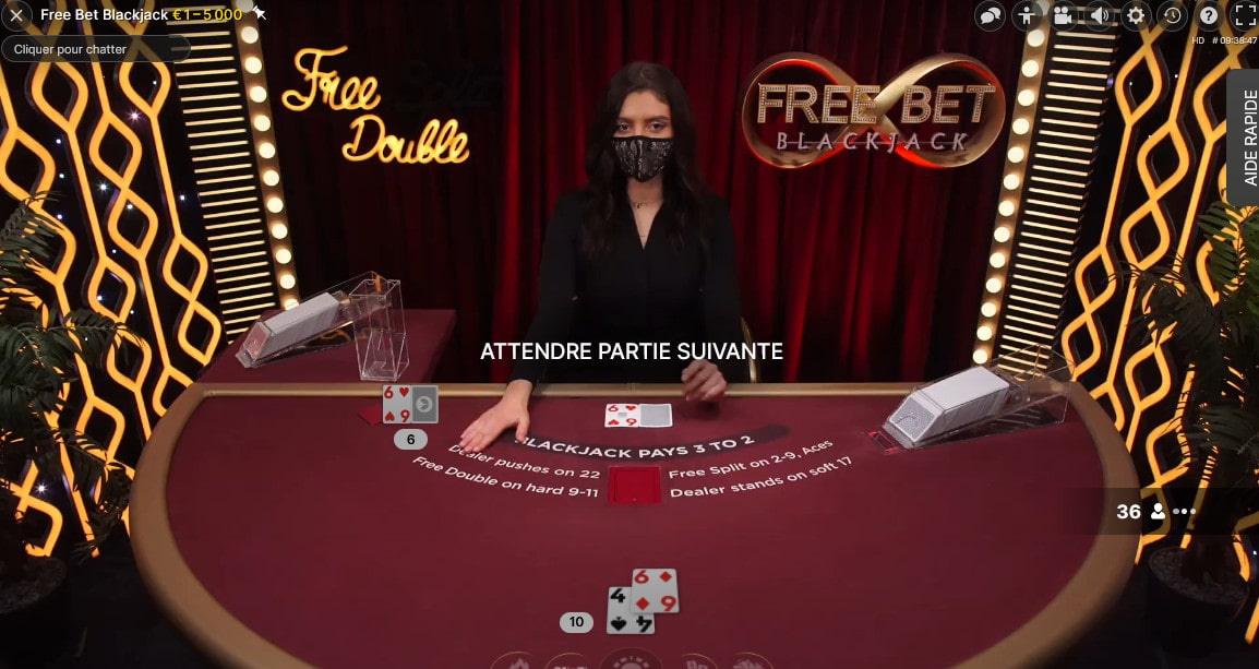 Croupière a la table de Free Bet Blackjack d'Evolution