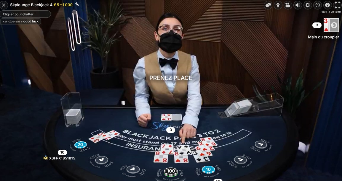 Croupière a une des tables de jeux de SkyLounge Blackjack