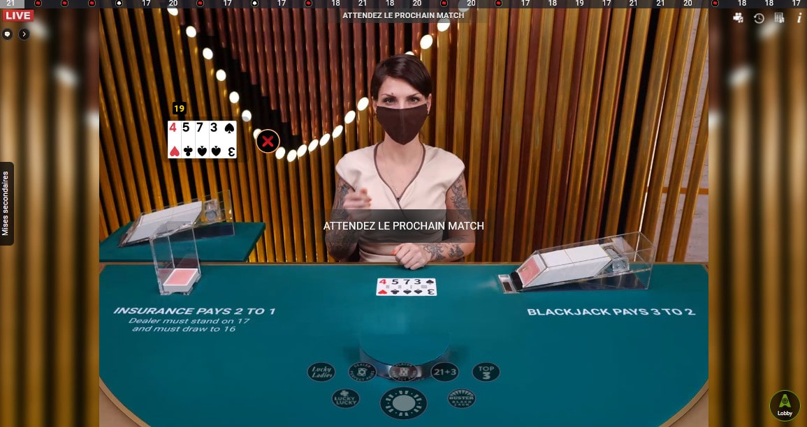 Croupière a la table Multiplay Blackjack