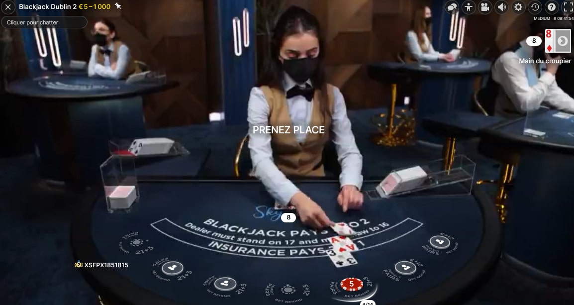 Croupière a une table de Blackjack en ligne d'Evolution