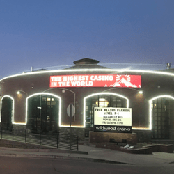 Il gagne un jackpot progressif au Buffalo Blackjack au Wildwood Hotel & Casino