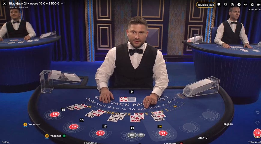 Croupier d'une des tables de Blackjack Azure de Pragmatic Play Live