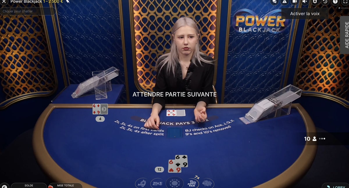 Croupière en live a la table Power Blackjack